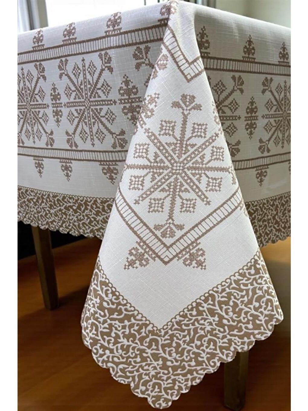 Kahverengi Asude Dertsiz Masa Örtüsü 150x150 cm Kahve-3