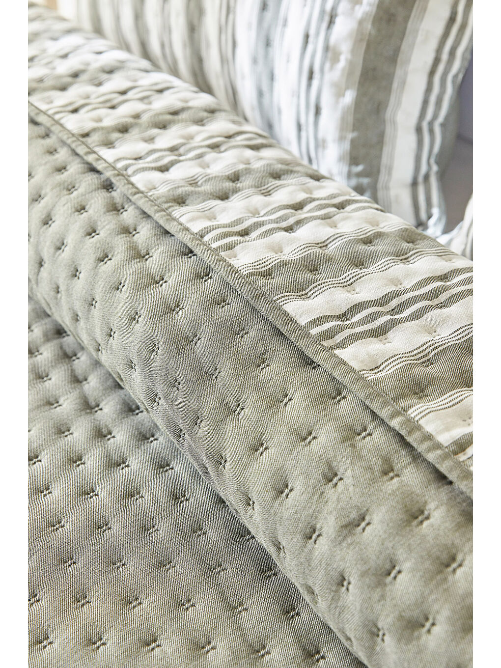 Pamuklu Kapitoneli Haki Renk Çizgi Desen Çift Kişilik Yatak Örtüsü Seti 1 Adet 250 x 230 / 2 Adet 50-4