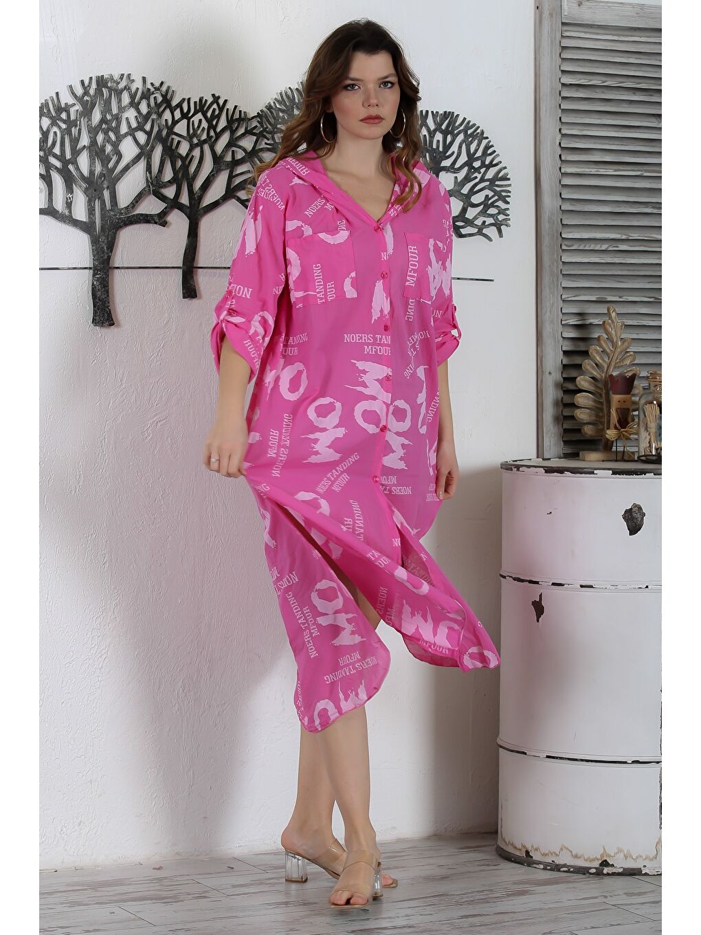 İtalyan Pembe Kapüşonlu Düğmeli Uzun Kollu Çift Cepli Yırtmaçlı Allover Baskılı Dokuma Elbise-1