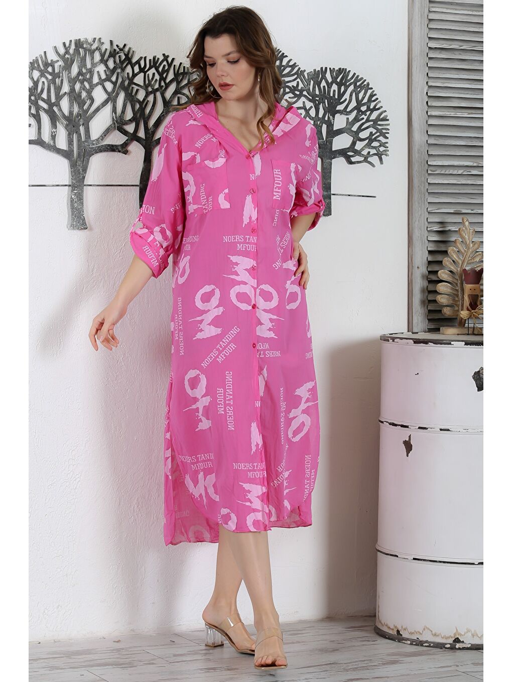 İtalyan Pembe Kapüşonlu Düğmeli Uzun Kollu Çift Cepli Yırtmaçlı Allover Baskılı Dokuma Elbise-2