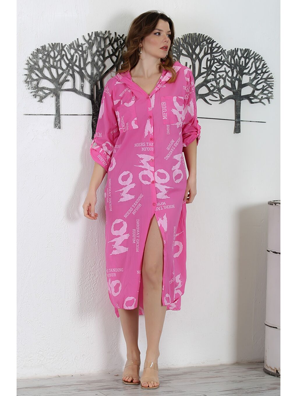 İtalyan Pembe Kapüşonlu Düğmeli Uzun Kollu Çift Cepli Yırtmaçlı Allover Baskılı Dokuma Elbise-3