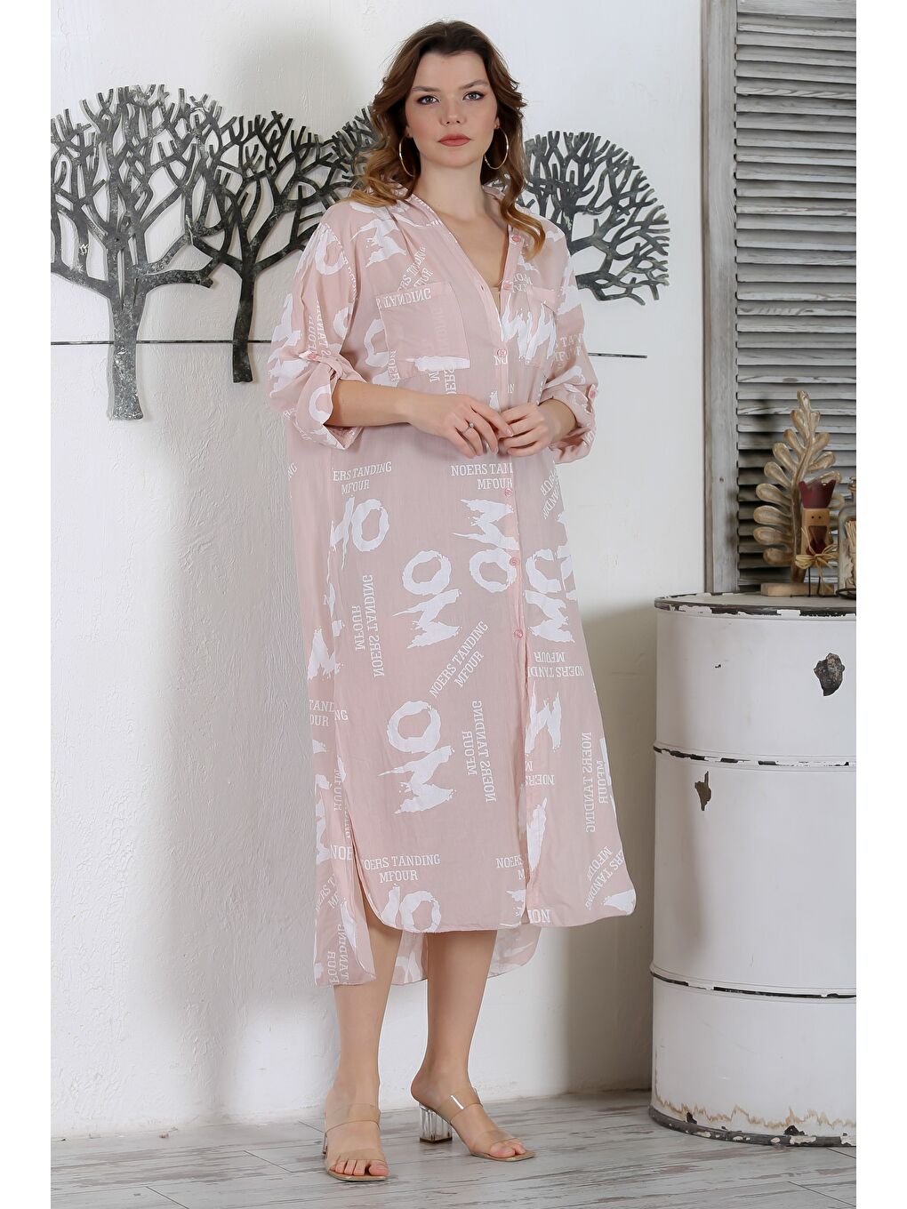 İtalyan Bej Kapüşonlu Düğmeli Uzun Kollu Çift Cepli Yırtmaçlı Allover Baskılı Dokuma Elbise 130 65-3