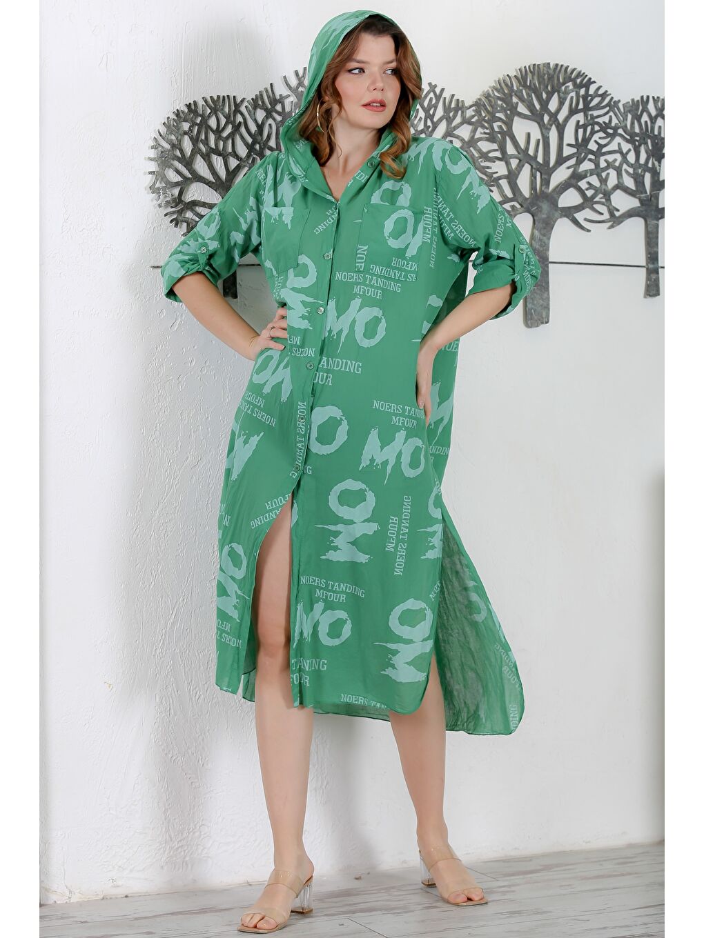 İtalyan Çam Yeşili Kapüşonlu Düğmeli Uzun Kollu Çift Cepli Allover Baskılı Dokuma Elbise 130 65