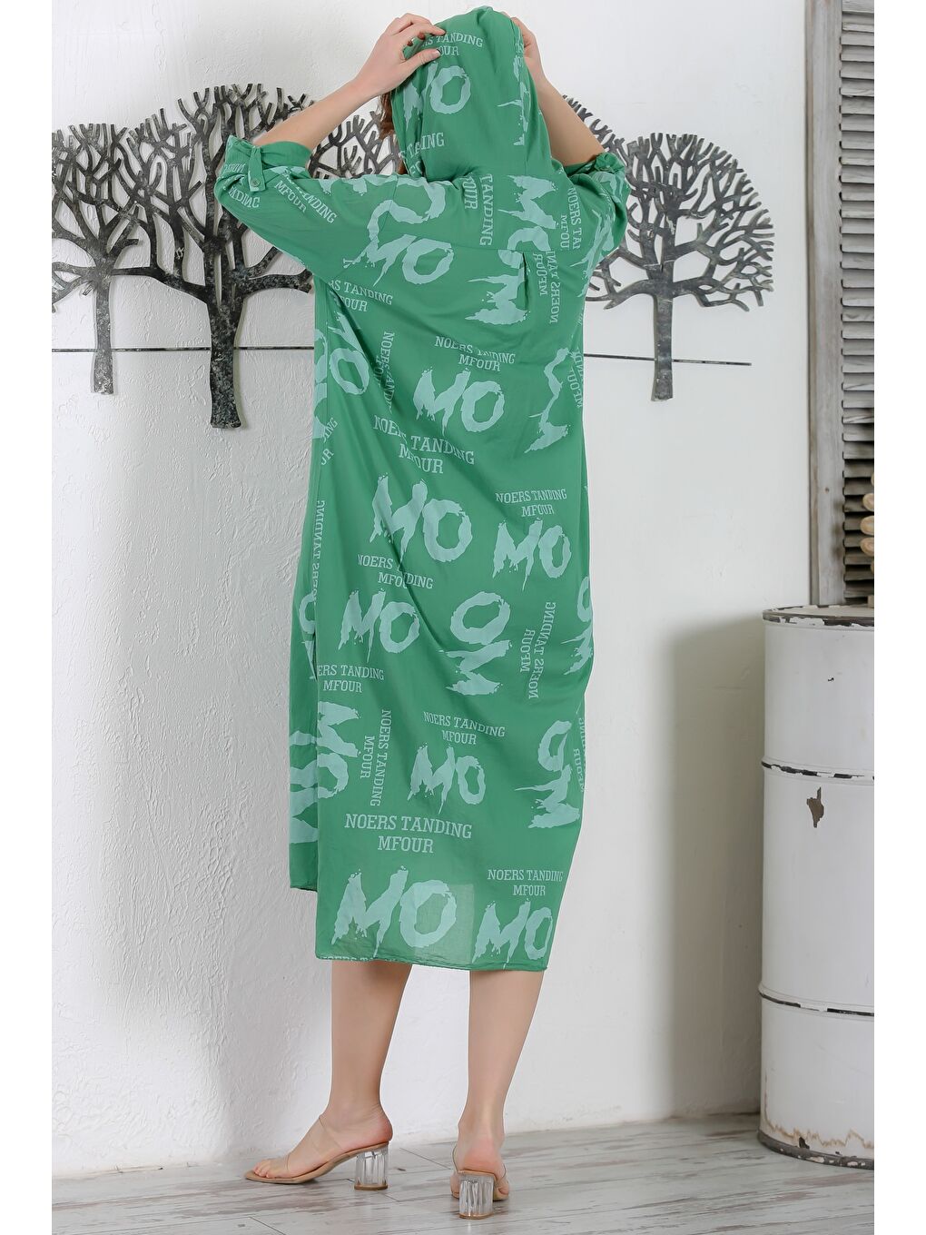 İtalyan Çam Yeşili Kapüşonlu Düğmeli Uzun Kollu Çift Cepli Allover Baskılı Dokuma Elbise 130 65-6