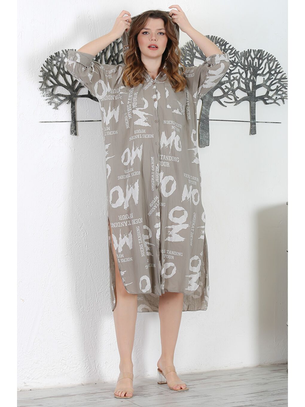 İtalyan Koyu Bej Kapüşonlu Düğmeli Uzun Kollu Çift Cepli Allover Baskılı Dokuma Elbise 130 65