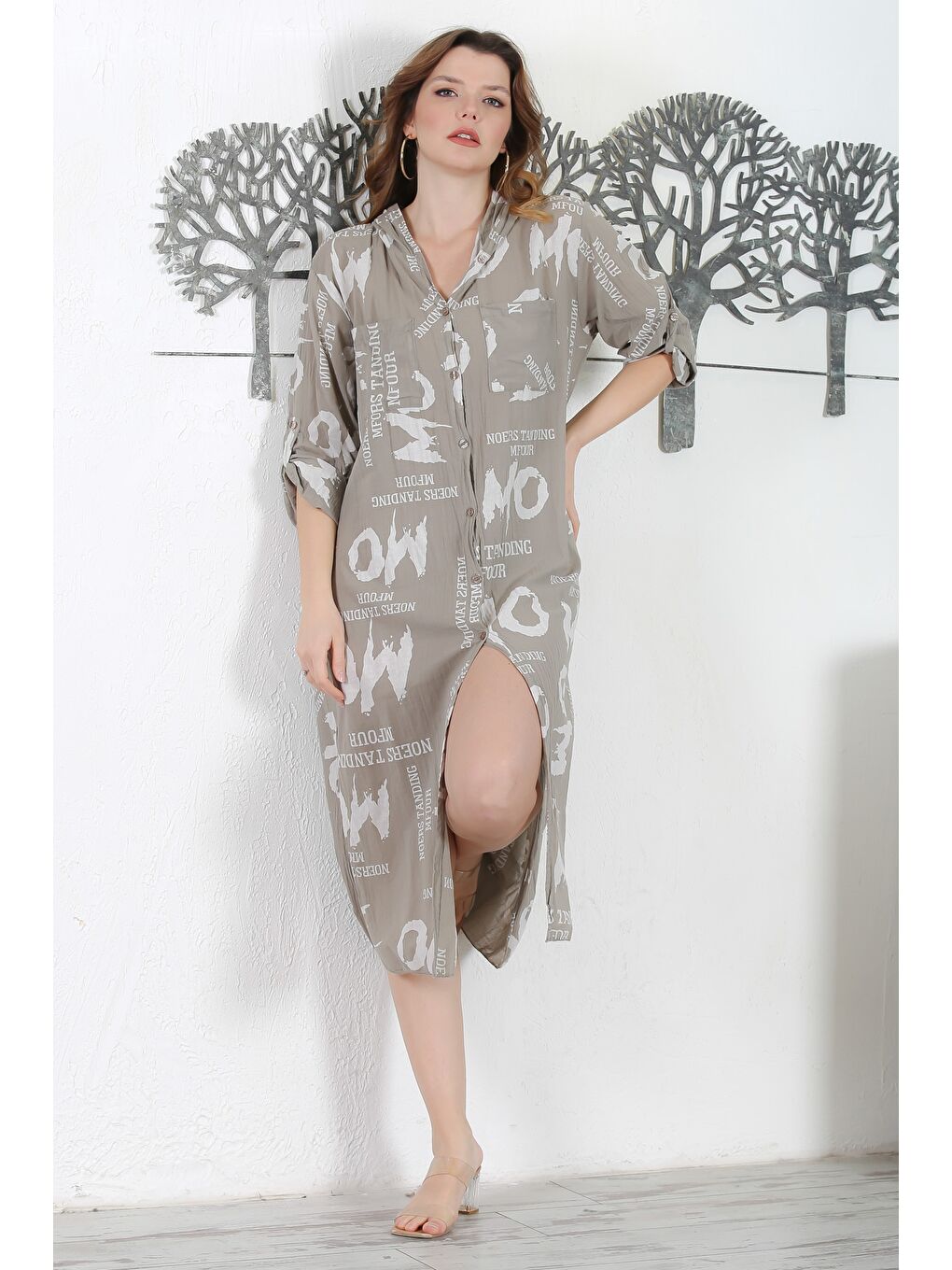 İtalyan Koyu Bej Kapüşonlu Düğmeli Uzun Kollu Çift Cepli Allover Baskılı Dokuma Elbise 130 65-1