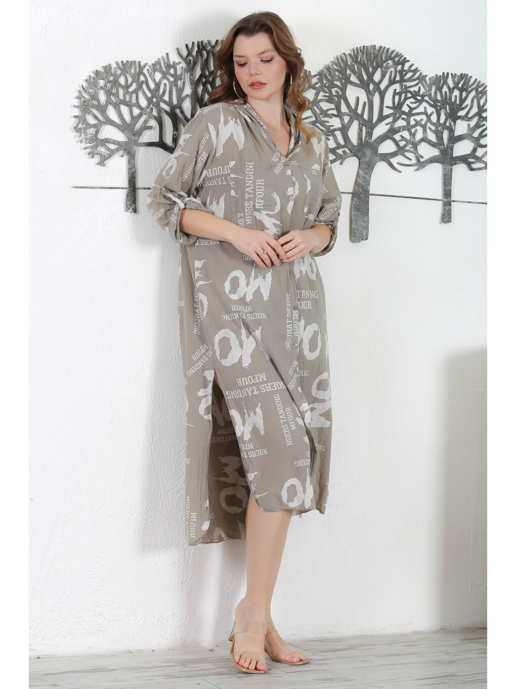 İtalyan Koyu Bej Kapüşonlu Düğmeli Uzun Kollu Çift Cepli Allover Baskılı Dokuma Elbise 130 65-2