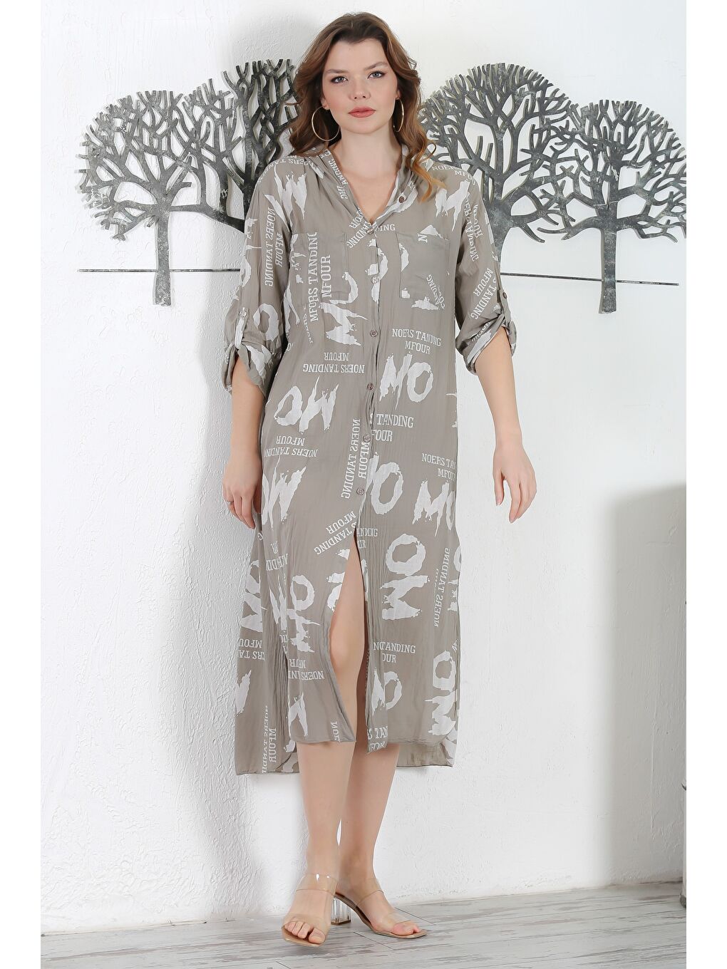 İtalyan Koyu Bej Kapüşonlu Düğmeli Uzun Kollu Çift Cepli Allover Baskılı Dokuma Elbise 130 65-3