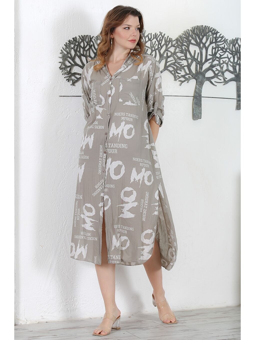 İtalyan Koyu Bej Kapüşonlu Düğmeli Uzun Kollu Çift Cepli Allover Baskılı Dokuma Elbise 130 65-4