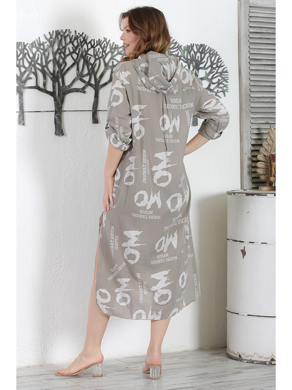 İtalyan Koyu Bej Kapüşonlu Düğmeli Uzun Kollu Çift Cepli Allover Baskılı Dokuma Elbise 130 65-7