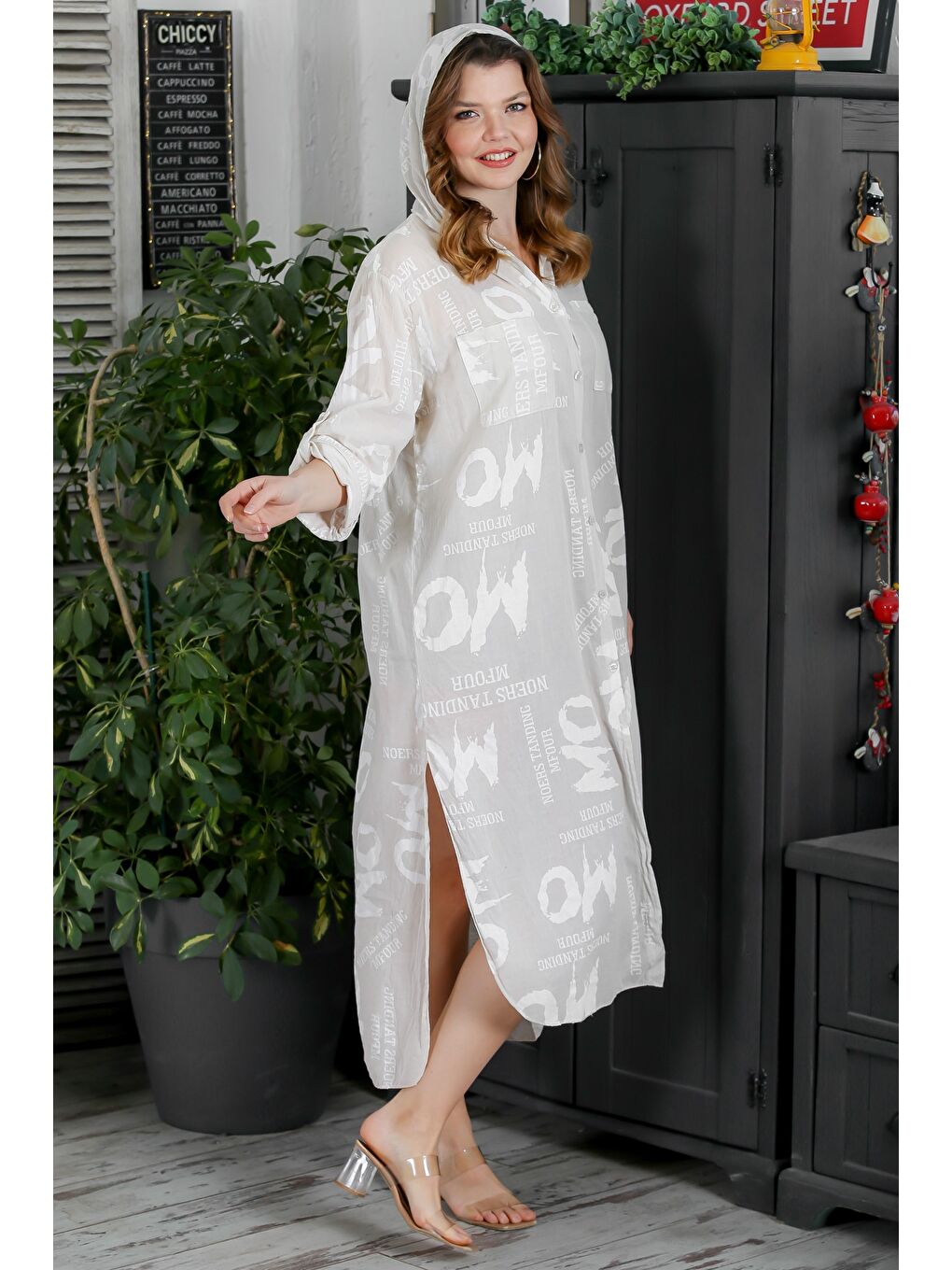 İtalyan Beyaz Bej Kapüşonlu Düğmeli Uzun Kollu Çift Cepli Allover Baskılı Dokuma Elbise 130 65-2