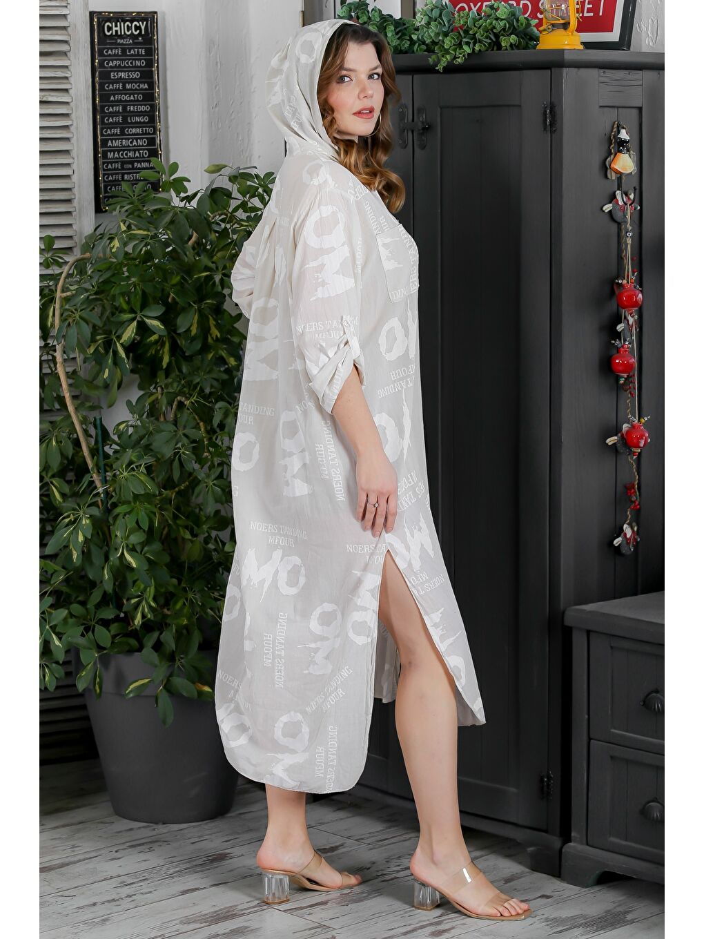 İtalyan Beyaz Bej Kapüşonlu Düğmeli Uzun Kollu Çift Cepli Allover Baskılı Dokuma Elbise 130 65-3