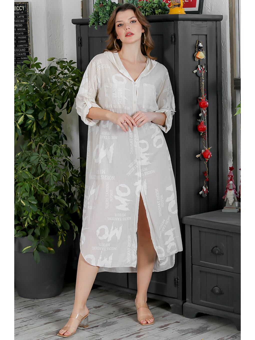 İtalyan Beyaz Bej Kapüşonlu Düğmeli Uzun Kollu Çift Cepli Allover Baskılı Dokuma Elbise 130 65-5