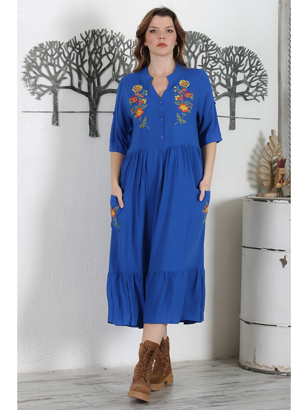 Saks Mavisi Hakim Yaka Düğmeli 3/4 Kol Düğmeli Cepli Etek Ucu Fırfırlı Nakışlı Dokuma Elbise 134 54-1