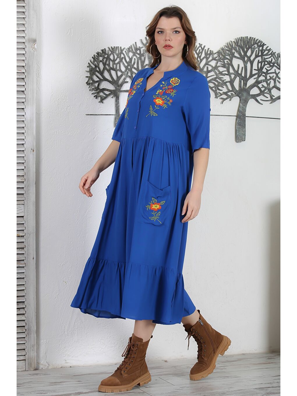 Saks Mavisi Hakim Yaka Düğmeli 3/4 Kol Düğmeli Cepli Etek Ucu Fırfırlı Nakışlı Dokuma Elbise 134 54-2