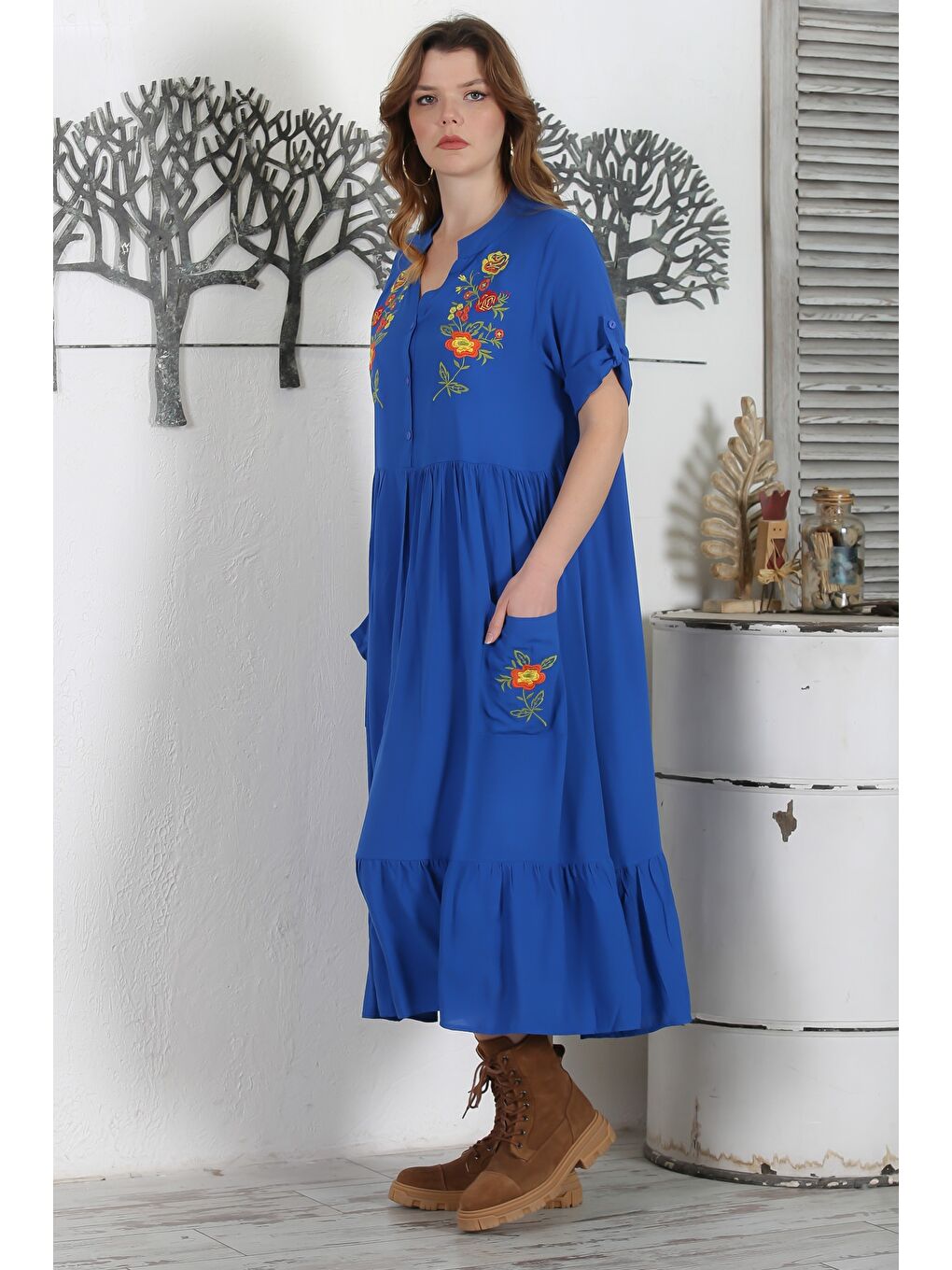 Saks Mavisi Hakim Yaka Düğmeli 3/4 Kol Düğmeli Cepli Etek Ucu Fırfırlı Nakışlı Dokuma Elbise 134 54-3