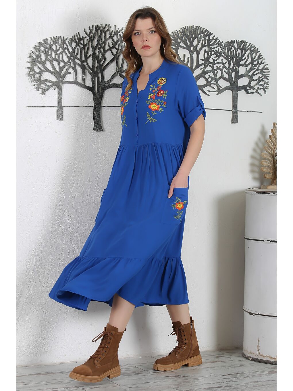 Saks Mavisi Hakim Yaka Düğmeli 3/4 Kol Düğmeli Cepli Etek Ucu Fırfırlı Nakışlı Dokuma Elbise 134 54-4