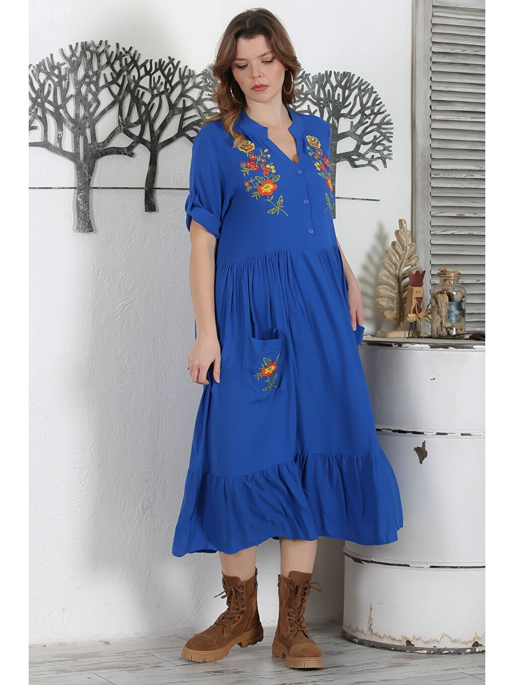 Saks Mavisi Hakim Yaka Düğmeli 3/4 Kol Düğmeli Cepli Etek Ucu Fırfırlı Nakışlı Dokuma Elbise 134 54-5