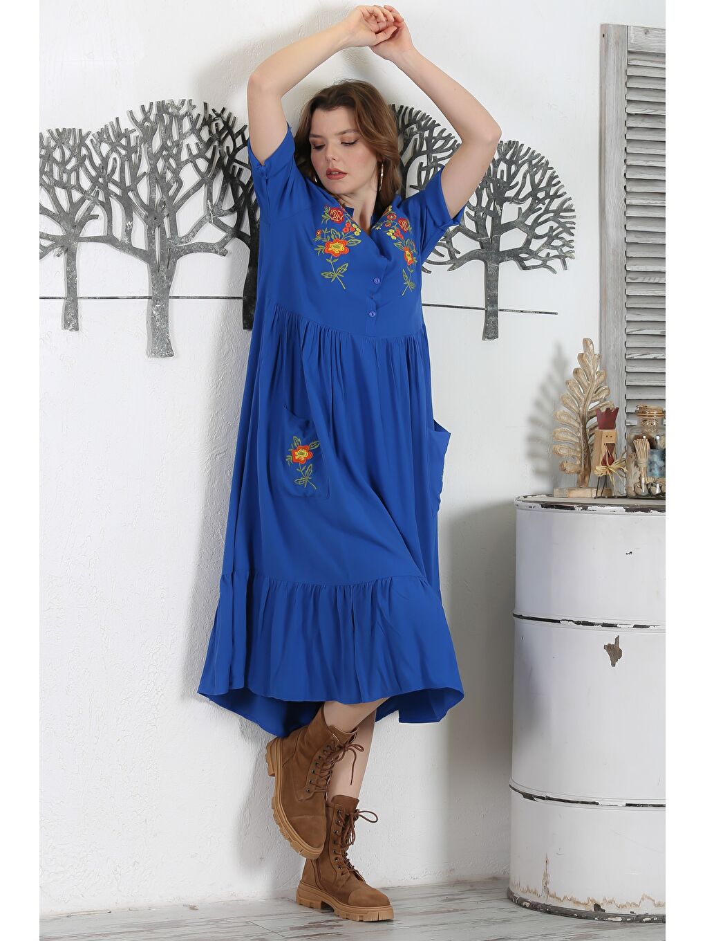 Saks Mavisi Hakim Yaka Düğmeli 3/4 Kol Düğmeli Cepli Etek Ucu Fırfırlı Nakışlı Dokuma Elbise 134 54-6