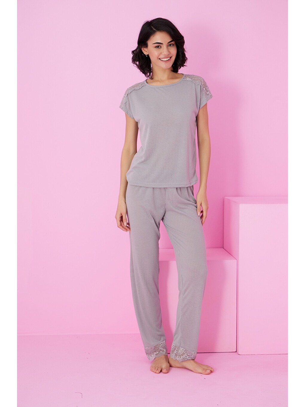 Gri Soft Touch İnce Mevsimlik Dantel Detaylı Örme Pijama Takım7864-1