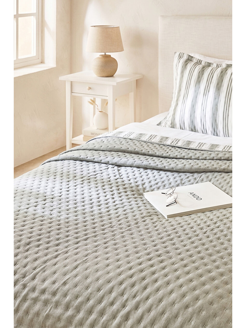 Pamuklu Kapitoneli Haki Renk Çizgi Desen Tek Kişilik Yatak Örtüsü Seti 1 Adet 180 x 230 / 1 Adet 50-1