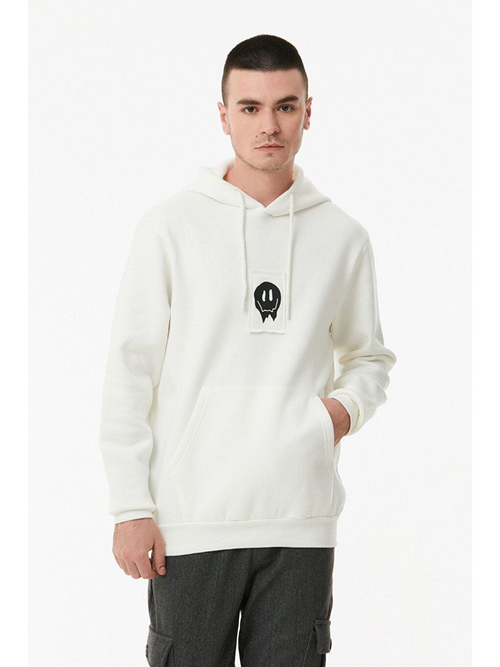 Ekru Baskılı Kanguru Cepli Kapüşonlu Sweatshirt-1