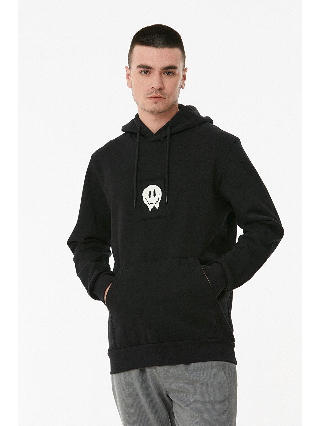 Siyah Baskılı Kanguru Cepli Kapüşonlu Sweatshirt