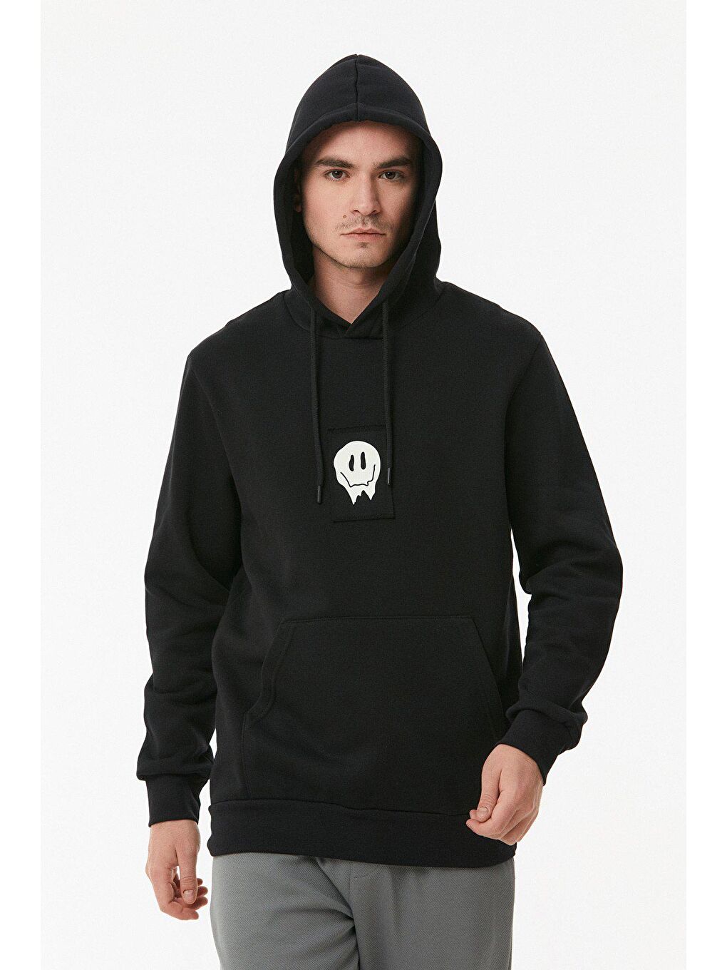 Siyah Baskılı Kanguru Cepli Kapüşonlu Sweatshirt-3