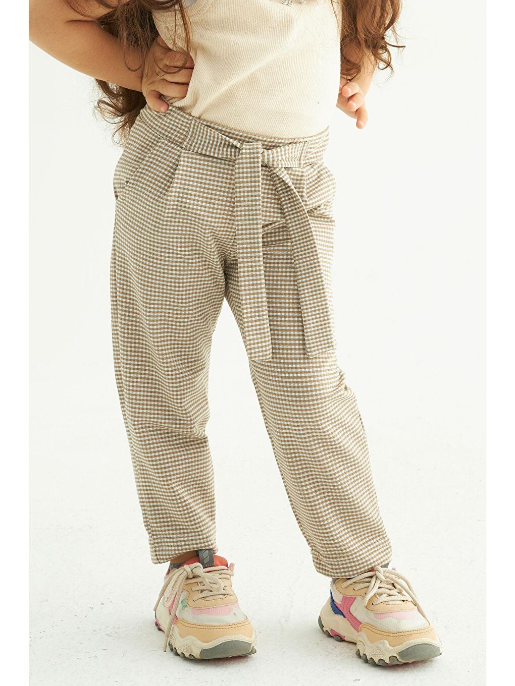 Ekose Desenli Beli Kuşaklı Bej Renk Kız Çocuk Pantolon