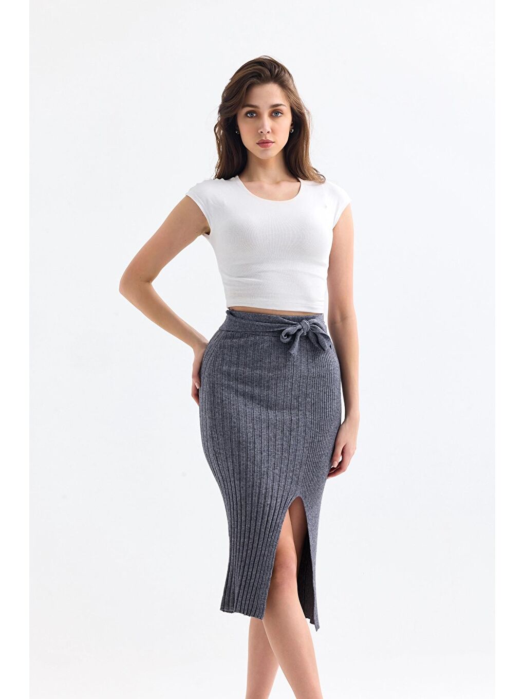 Gri Beli Lastikli Bağlama Detaylı Yırtmaçlı Fitilli Elastanlı Midi Boy Triko Etek-1