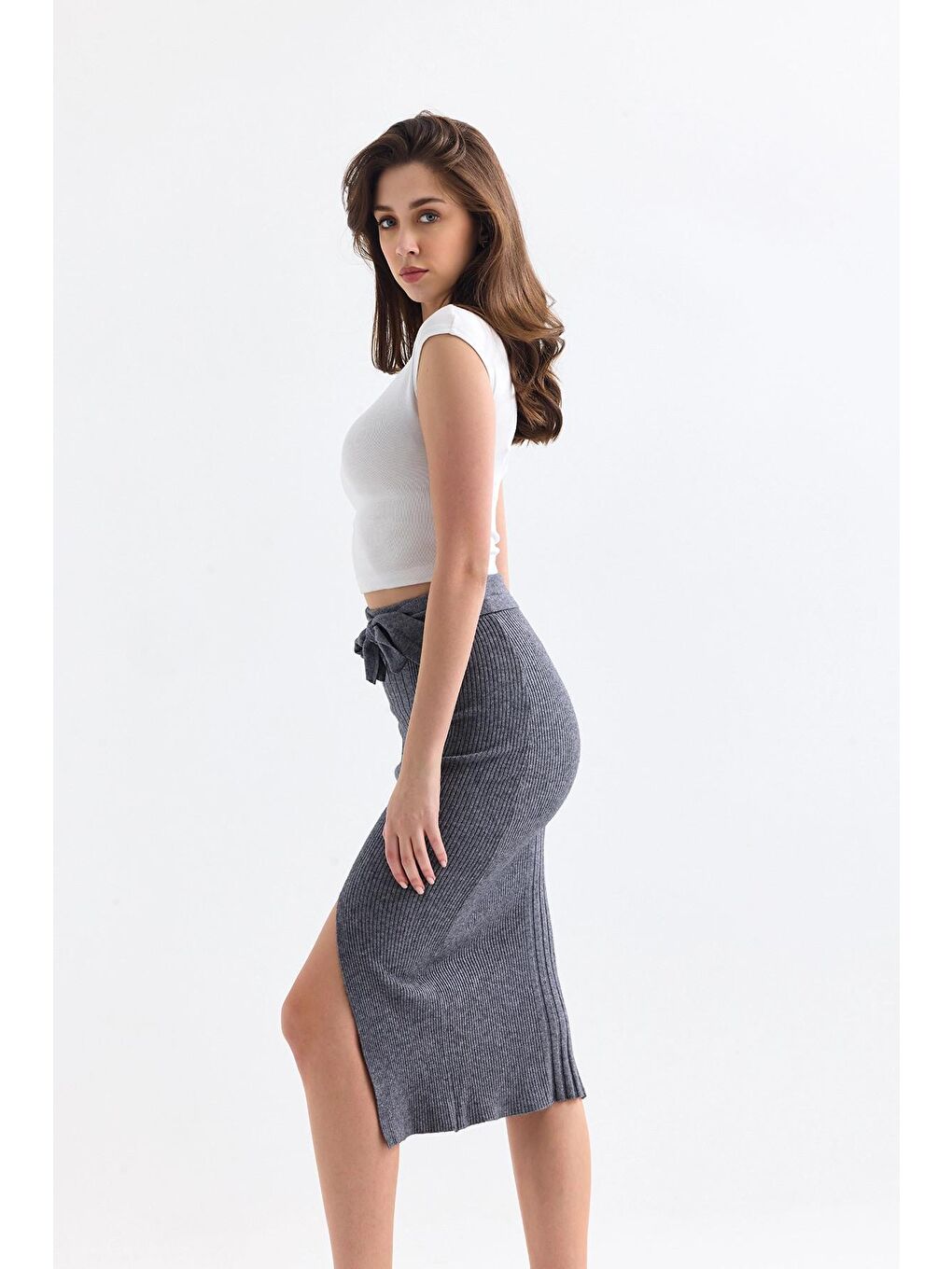 Gri Beli Lastikli Bağlama Detaylı Yırtmaçlı Fitilli Elastanlı Midi Boy Triko Etek-3