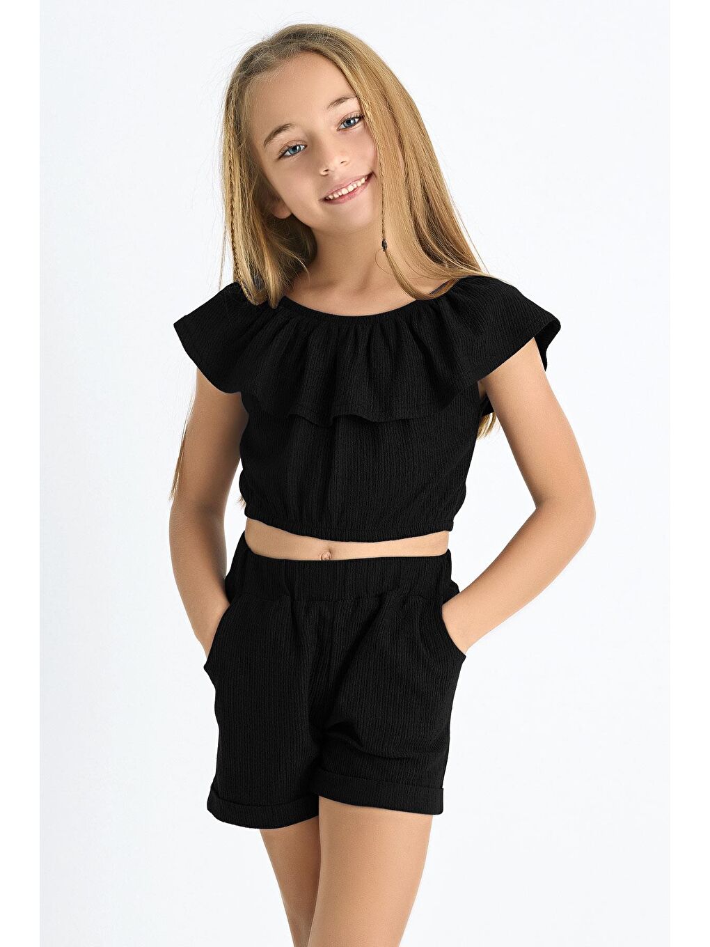 Kayıkçı Yaka Omuz Detaylı Fırfır Kollu Beli Lastikli Cep Detaylı Siyah Renk Kız Çocuk Şortlu Takım