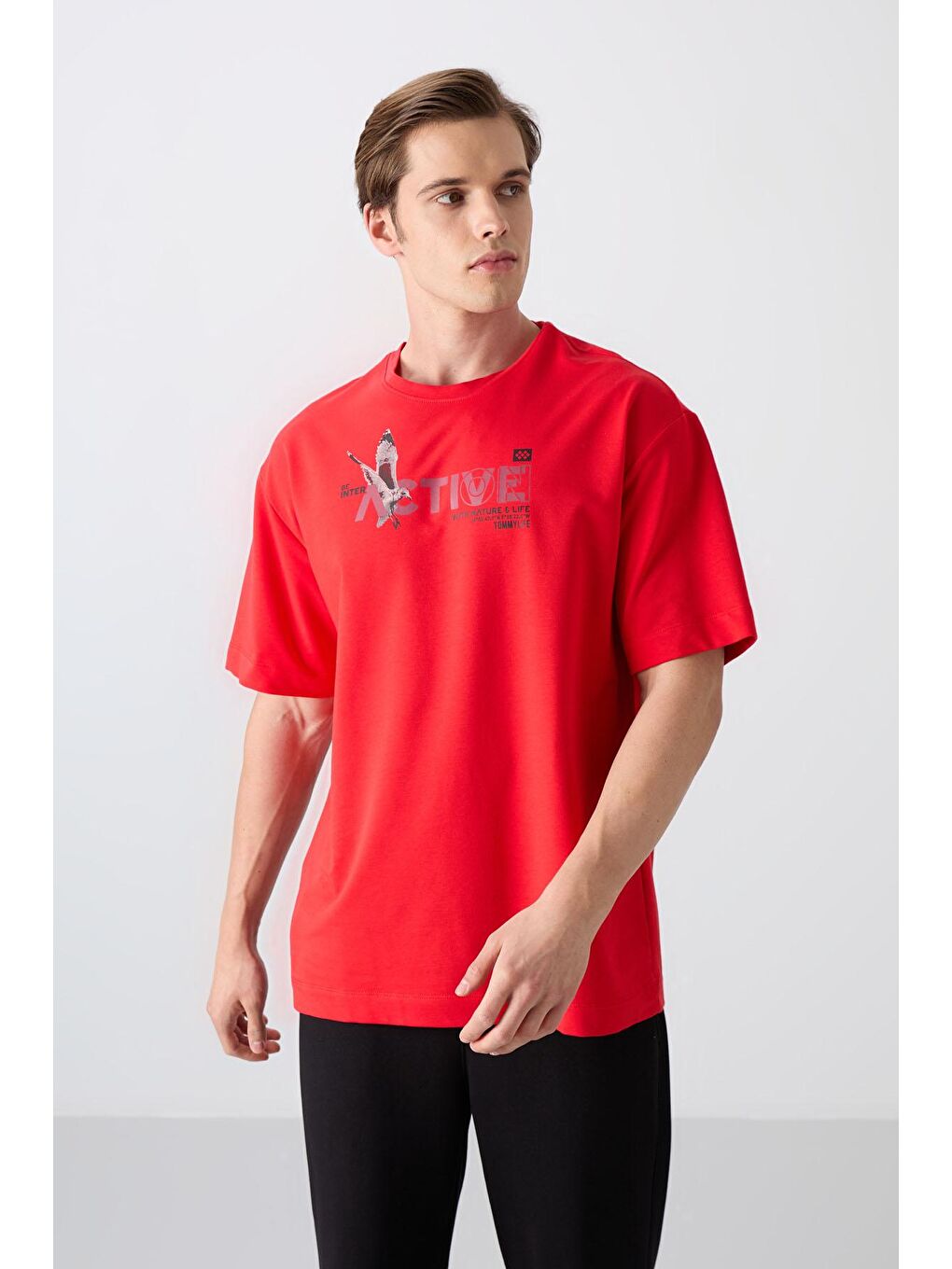 TOMMYLIFE Kırmızı Fiesta Pamuklu Kalın Yumuşak Dokulu Oversize Fit Baskılı Erkek T-Shirt - 88344