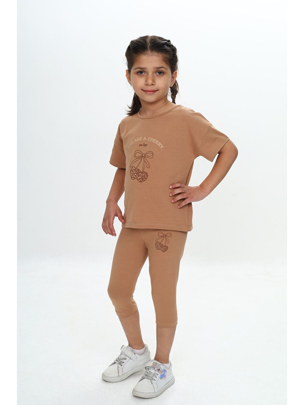 Kahverengi Kız Çocuk Kalpli Fiyonk Baskılı Kaprili Takım-1