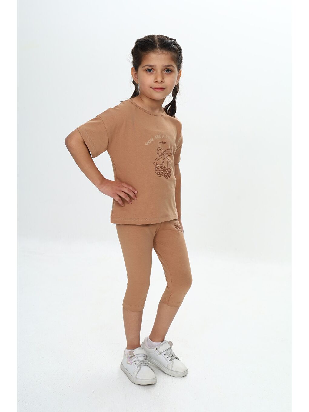 Kahverengi Kız Çocuk Kalpli Fiyonk Baskılı Kaprili Takım-2