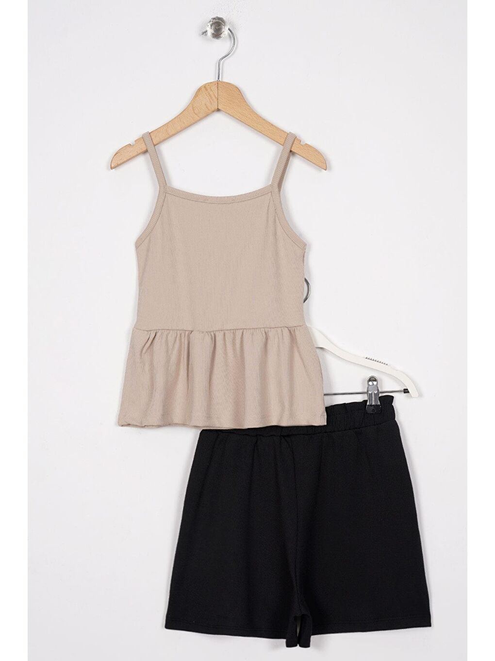 Düğme Detaylı Bej Renk Kız Çocuk Şortlu Takım-2