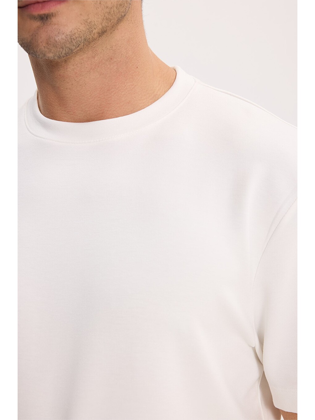 Erkek Regular Fit Rahat Kesim Ekstra Soft Modal Kumaş Bisiklet Yaka Kısa Kollu Beyaz Tişört-3
