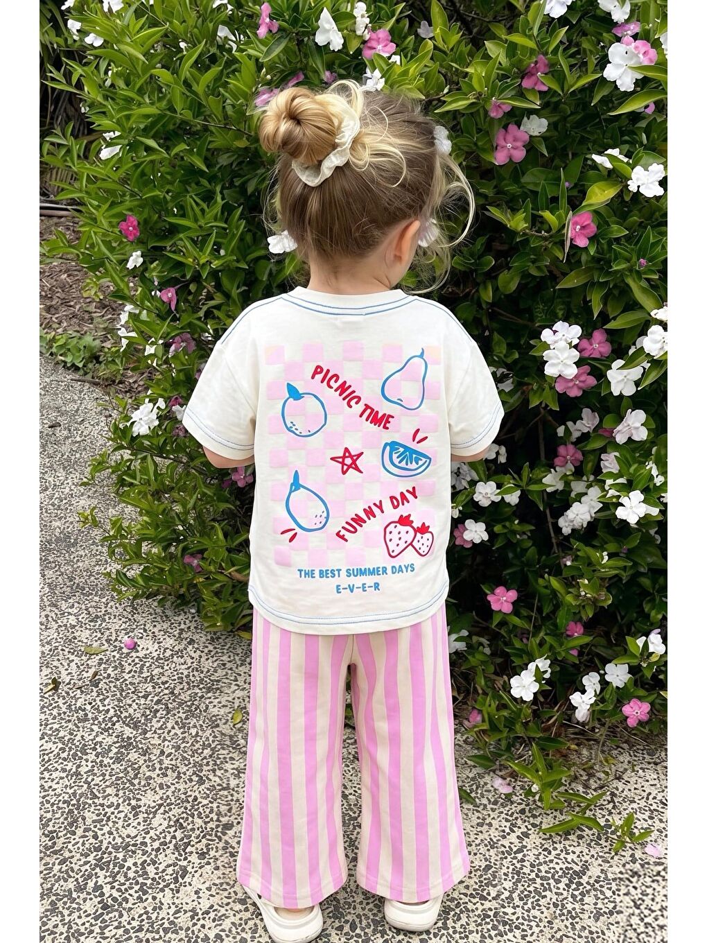 Kız Çocuk Pamuklu Ekru Meyve Baskılı T-Shirt Ve Pembe Çizgili Alt Üst Takım-1