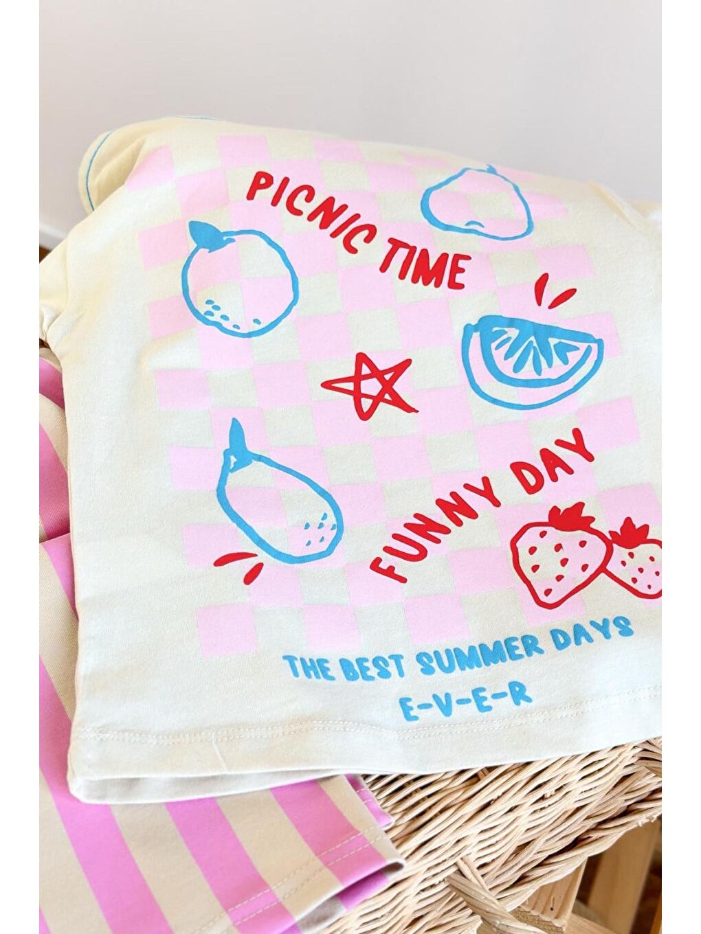 Kız Çocuk Pamuklu Ekru Meyve Baskılı T-Shirt Ve Pembe Çizgili Alt Üst Takım-2