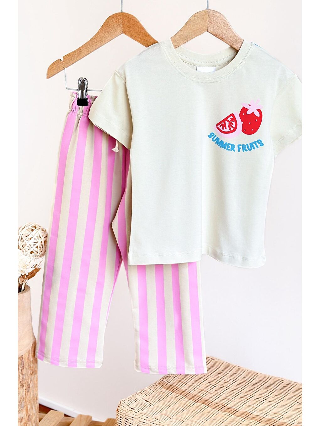 Kız Çocuk Pamuklu Ekru Meyve Baskılı T-Shirt Ve Pembe Çizgili Alt Üst Takım-3