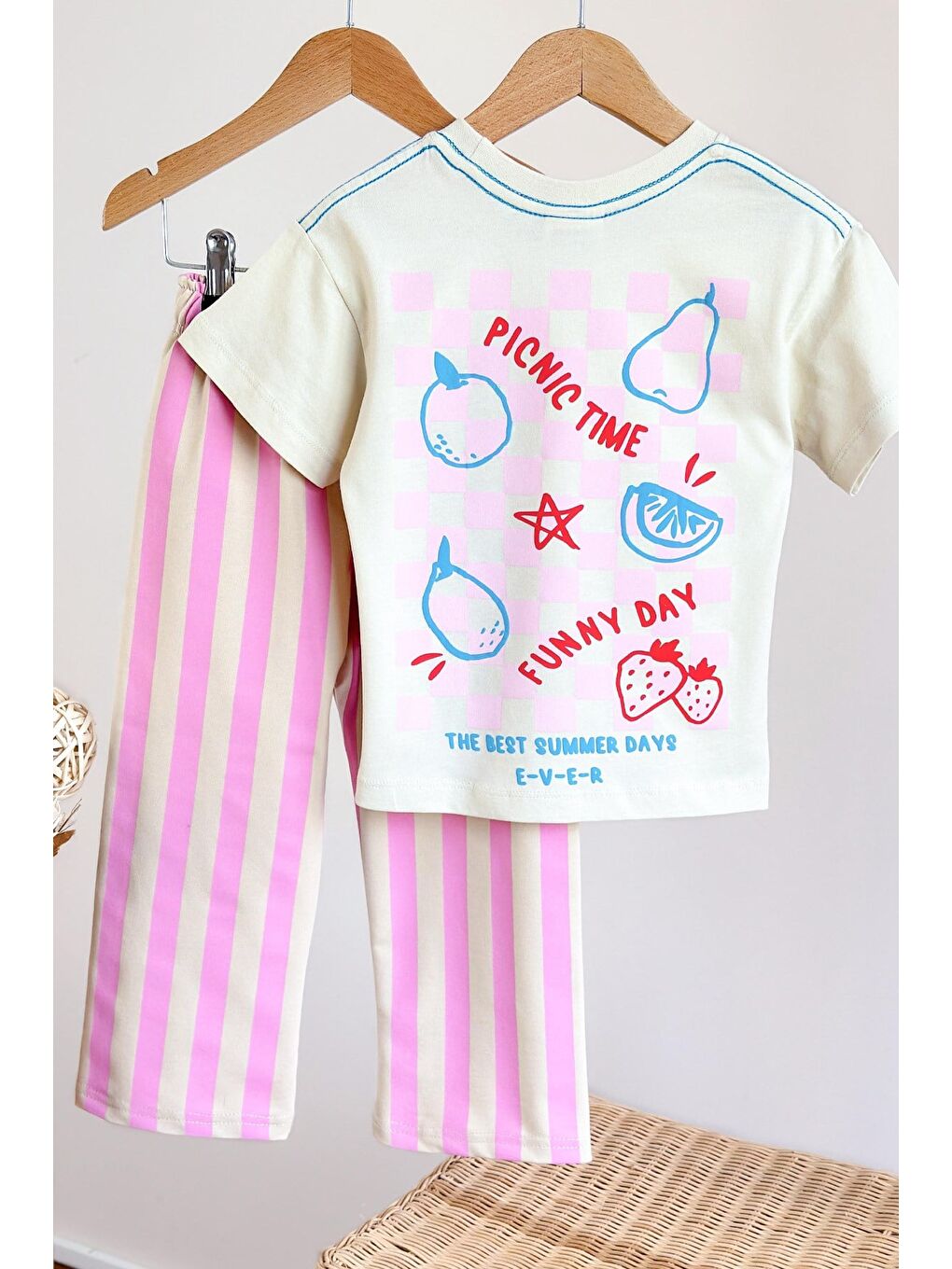 Kız Çocuk Pamuklu Ekru Meyve Baskılı T-Shirt Ve Pembe Çizgili Alt Üst Takım-4