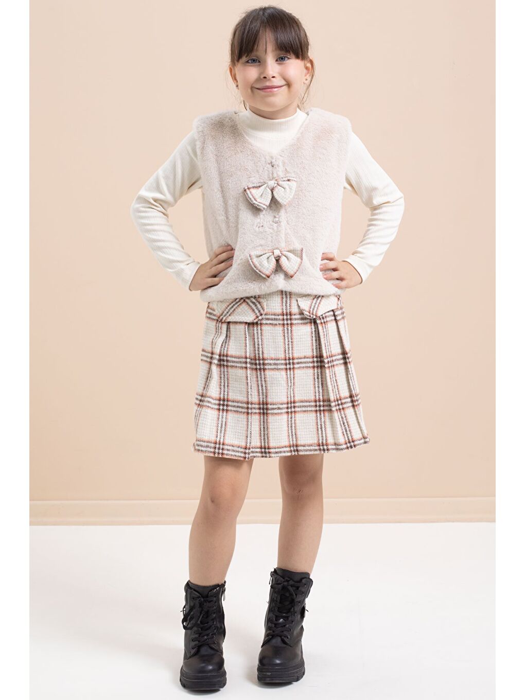 Bej Kız Çocuk Pelüş Yelekli Ekose Desenli Şort Etekli 3lü Takım 21527-3
