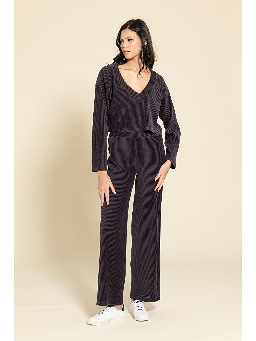 Antrasit Kadife Kumaş V Yaka Crop Jogger Takım