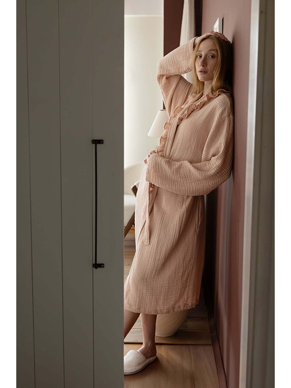 Pembe Liva 4 Katlı Fırfırlı Kadın Bornoz Pudra