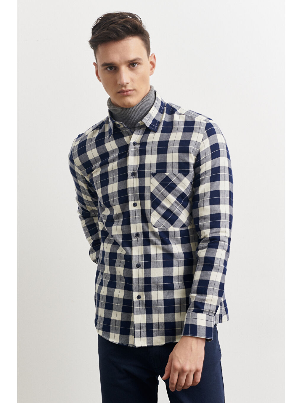 Erkek Lacivert-Bej Slim Fit Dar Kesim Düğmeli Yaka %100 Pamuk Kareli Oduncu Gömlek