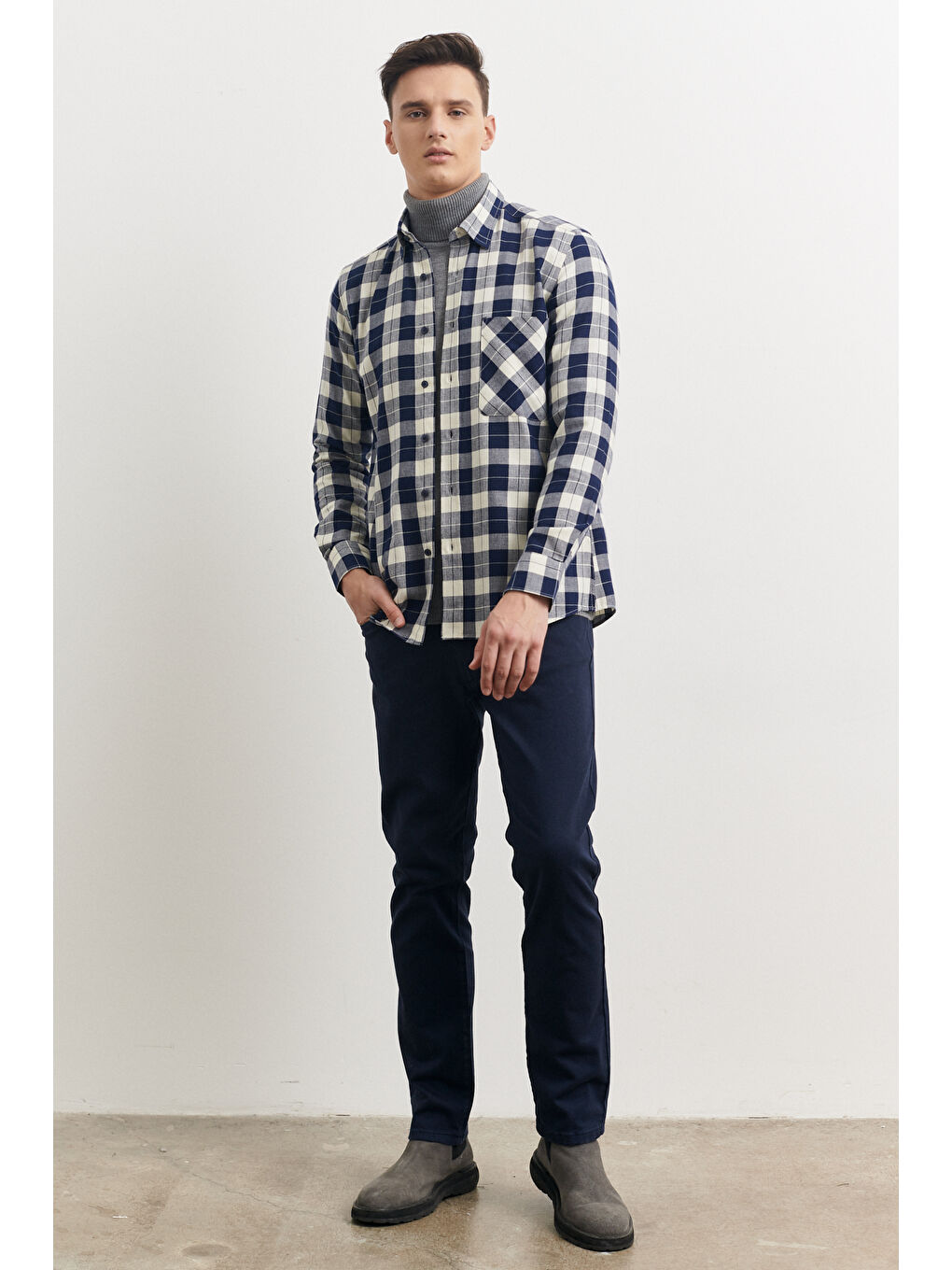 Erkek Lacivert-Bej Slim Fit Dar Kesim Düğmeli Yaka %100 Pamuk Kareli Oduncu Gömlek-1