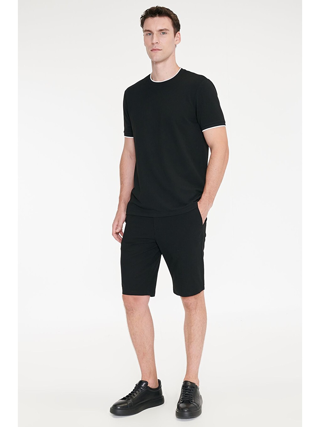 Erkek Siyah Slim Fit Dar Kesim Yan Cepli Gofre Desenli Esnek Şort-2