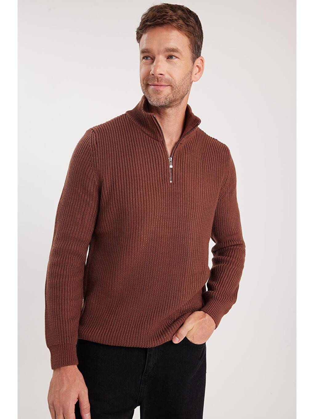 Erkek Slim Fit Dar Kesim Fermuarlı Kahverengi Dik Yaka Triko Kazak-1