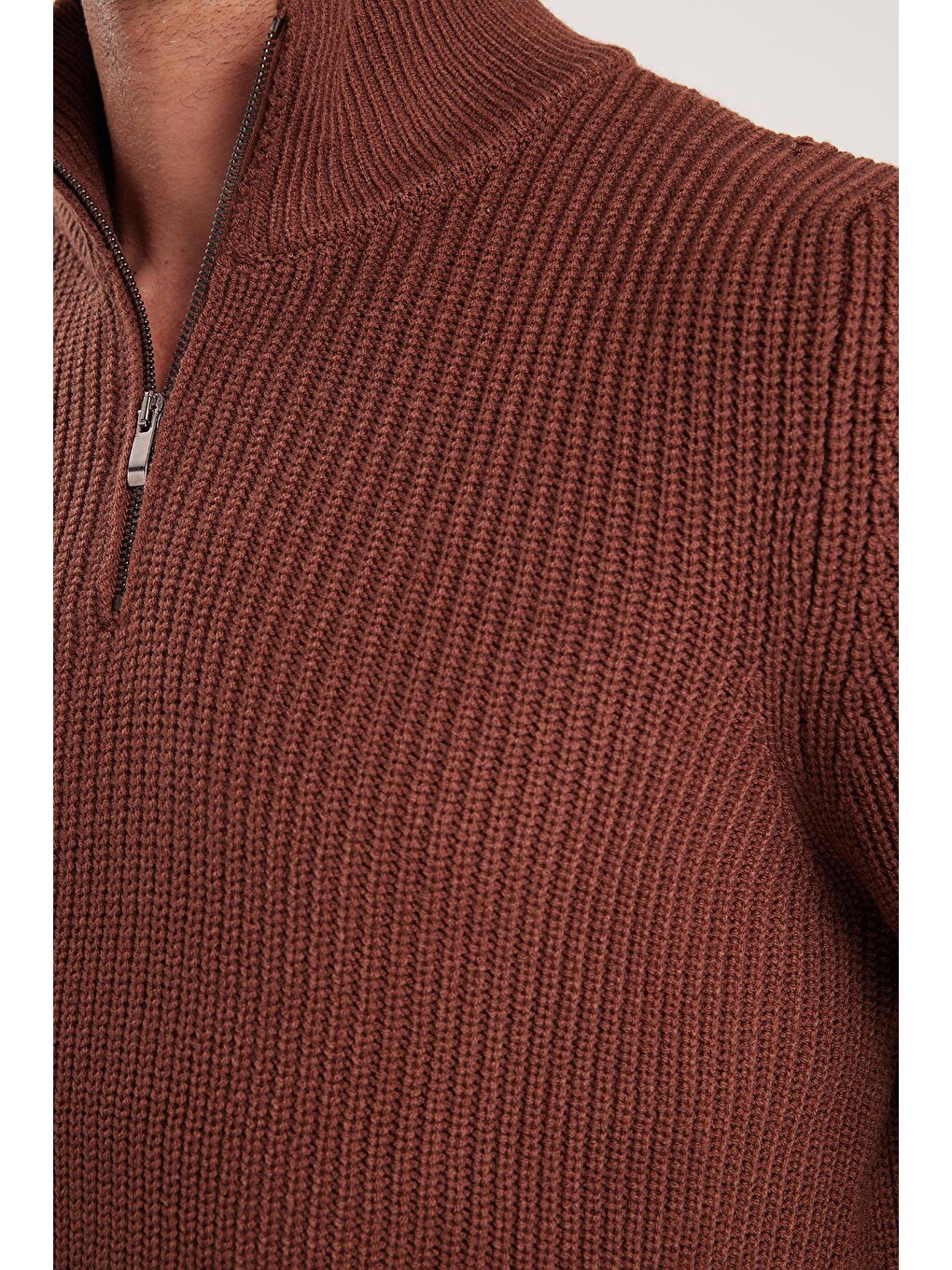 Erkek Slim Fit Dar Kesim Fermuarlı Kahverengi Dik Yaka Triko Kazak-2