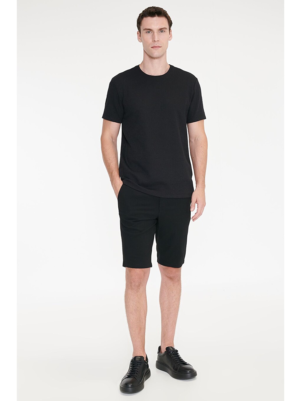 Erkek Siyah Pamuklu Slim Fit Bisiklet Yaka Jakarlı Esnek Tişört-1